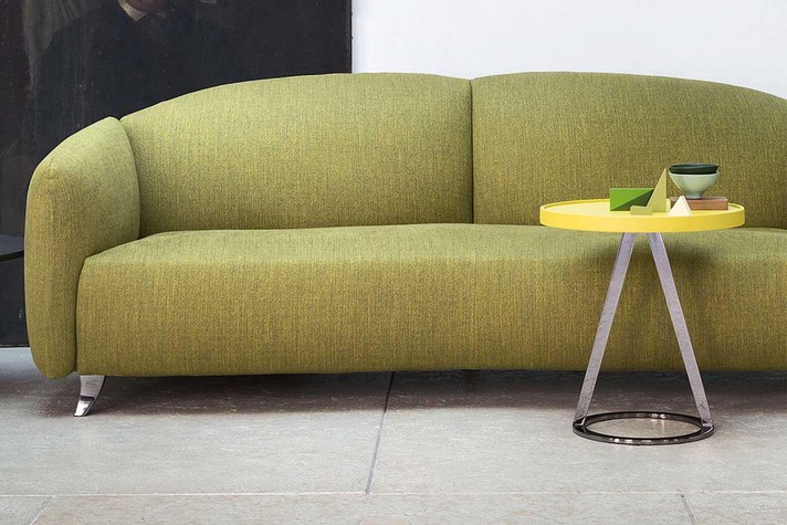 Couchtisch für Sofa mit farbig lackierter Platte und zentralem Metallfuß