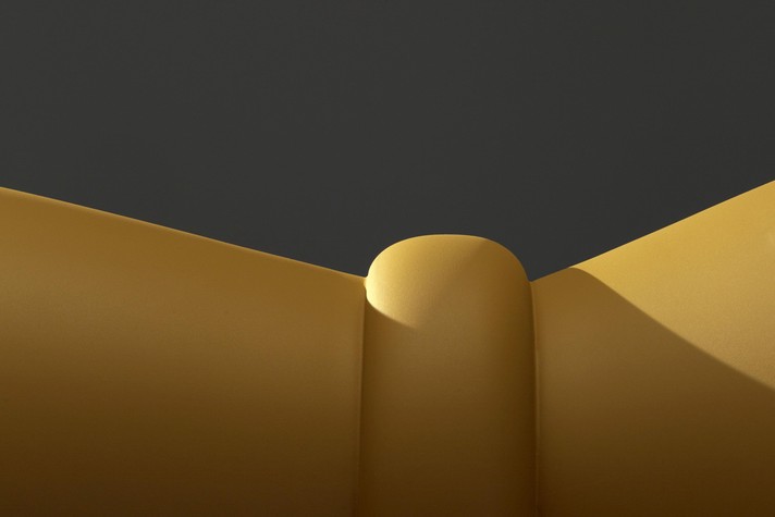 Detail des 50 cm hohen, matt lackierten Gitani Couchtisch-Hockers