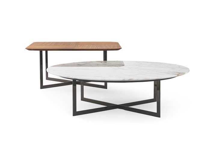 Moderne Couchtische mit gekreuzten Metallbeinen