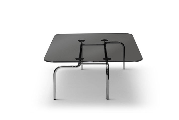 Couchtisch mit rechteckiger Tischplatte und Gestell aus Metallrohr