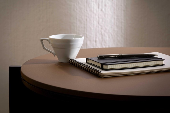 Detailansicht der runden Platte, erhältlich in matt oder glänzend lackiertem MDF in RAL-Farben