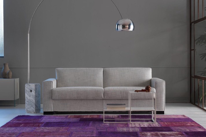 Schlafsofa, das durch einen klappbaren, von Lampolet zertifizierten Mechanismus geöffnet werden kann