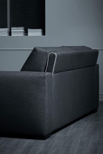 Detail der Rückseite des Sofas perfekt verarbeitet, ideal für die Positionierung in der Mitte des Raumes