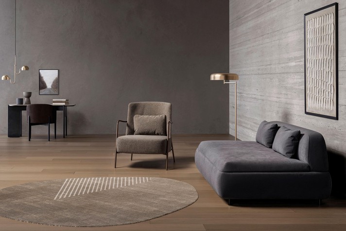 Schlafsofa mit tiefer Sitzfläche, hinter der sich ein einteiliger Lattenrost verbirgt