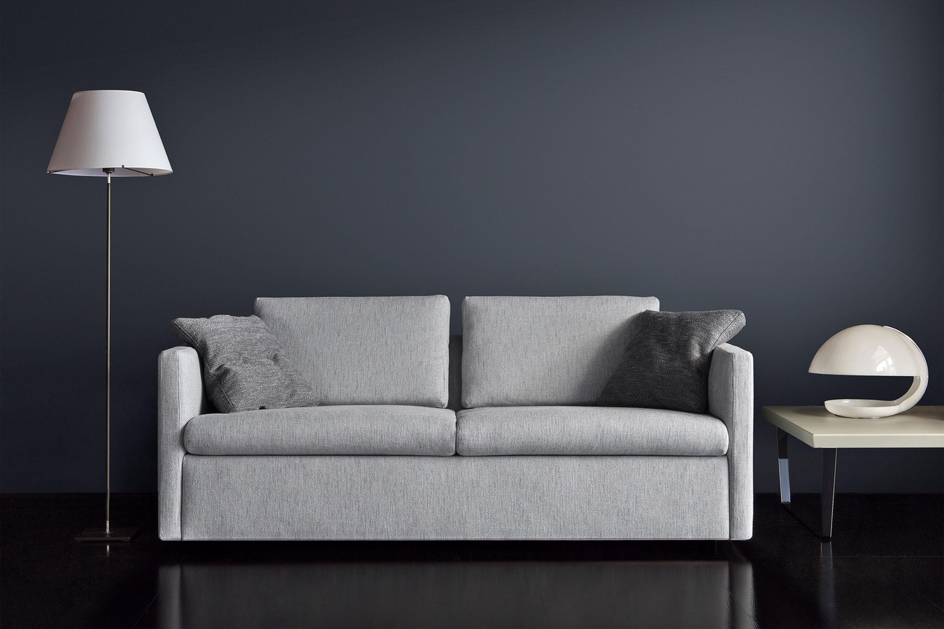 Swing, Schlafsofa mit dünnen Armlehnen
