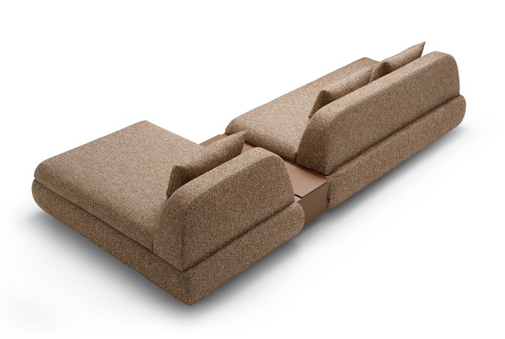 Rückansicht des Schlafsofas mit Chaiselongue und zentralem Beistelltisch