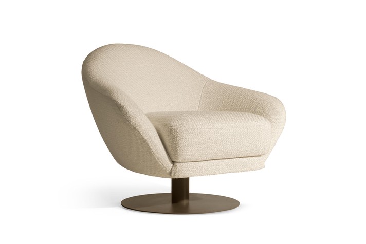 Gepolsterter Lounge-Sessel auf zentralem Drehfuß
