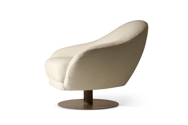 Seitenansicht eines Sessels aus Stoff mit rundem Drehfuß