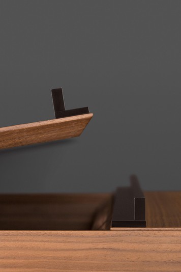 Detail der besonderen L-Form des an der Holztür angebrachten Ziergriffs