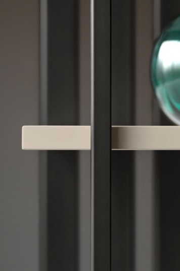 Detail des lackierten Regals