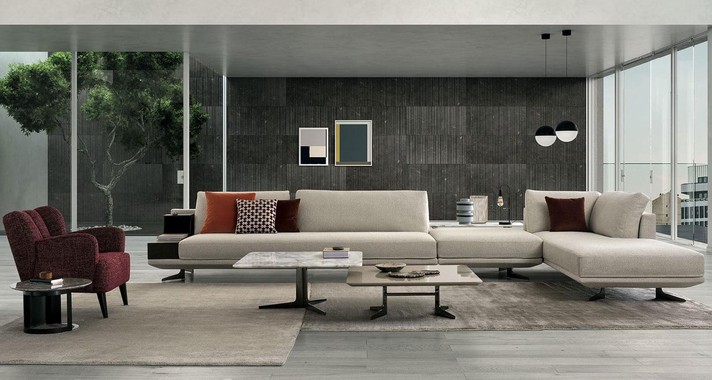 vielseitiges Sofa mit integrierter Chaiselongue und Hocker