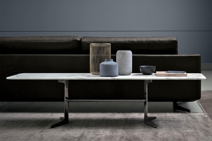 Marmor-Couchtisch an der Rückseite des Sofas mit Beinen passend zu den Sofafüßen