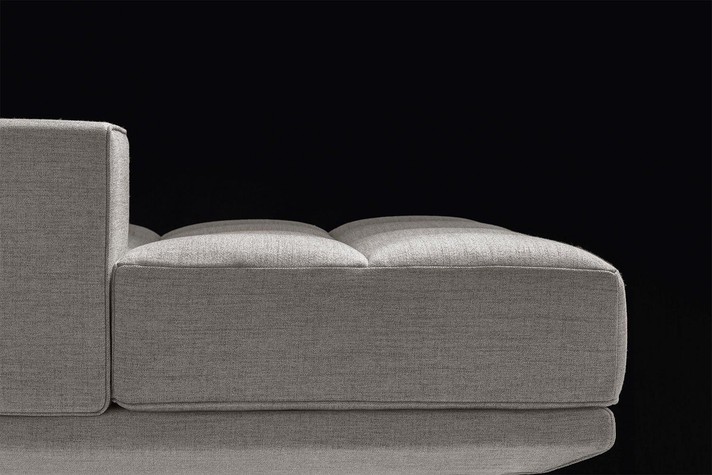   Seitenansicht der gepolsterten Sitzfläche der Chaiselongue