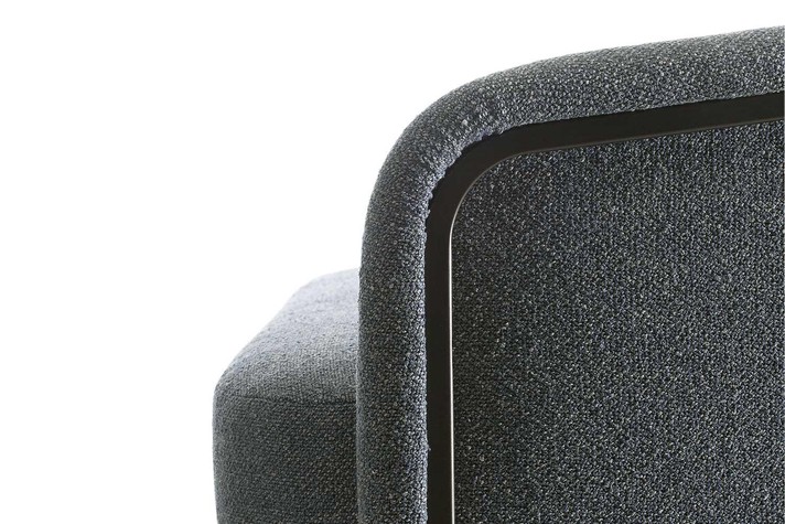 Detail des quadratischen Metallprofils, das die Rückseite der Rückenlehne einrahmt