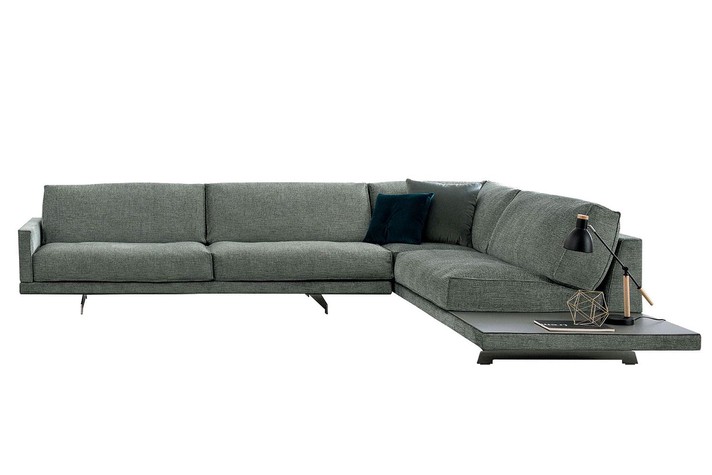 Ecksofa mit dünner Armlehne auf einer Seite und Ablage auf der anderen Seite