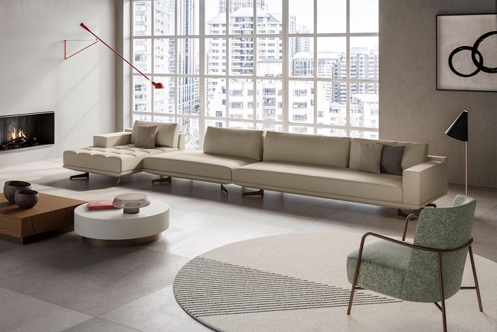  Großes Sofa bestehend aus einem geradlinigen Modul, einem zentralen Element mit Rückenlehne und einer gesteppten Chaiselongue