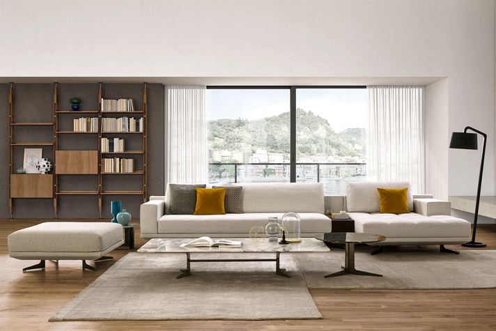 Großes 4-5-Sitzer-Sofa mit Chaiselongue und integriertem Couchtisch