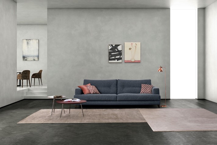 Großes 2-Sitzer-Sofa in Stoff mit Holzfüßen