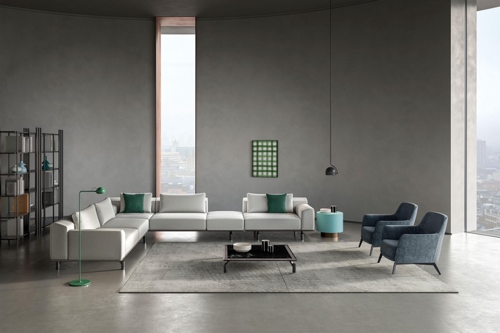 Ecksofa in der Mitte des Raumes
