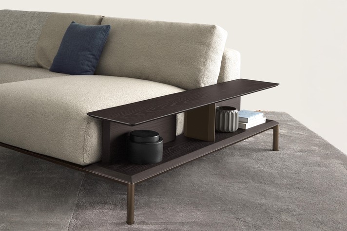 Detail des in die Armlehne des Sofas integrierten Bücherregals