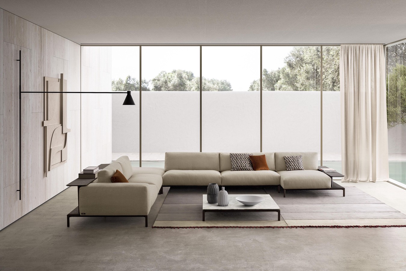 Modulares Sofa mit Bücherregal im Rückenteil integriert und mit hohen Füßen aus Aluminium