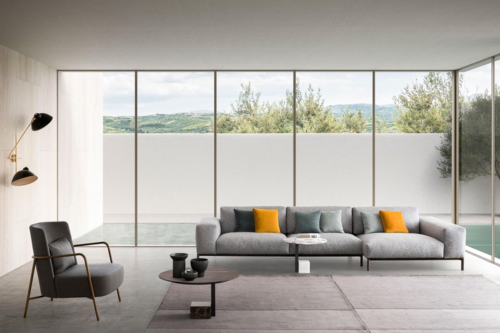 Modulares Sofa mit linearem Modul und Endteil mit tiefer Sitzfläche
