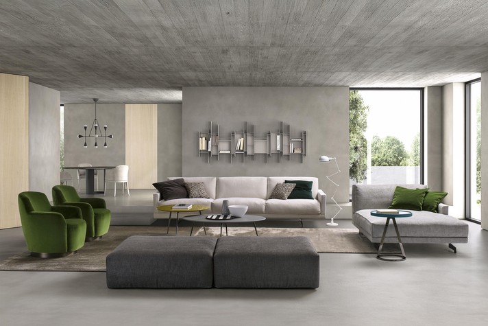 Wohnzimmer ausgestattet mit Dreisitzer-Sofa, Einzel-Chaiselongue, Hocker und Sesseln Dekor