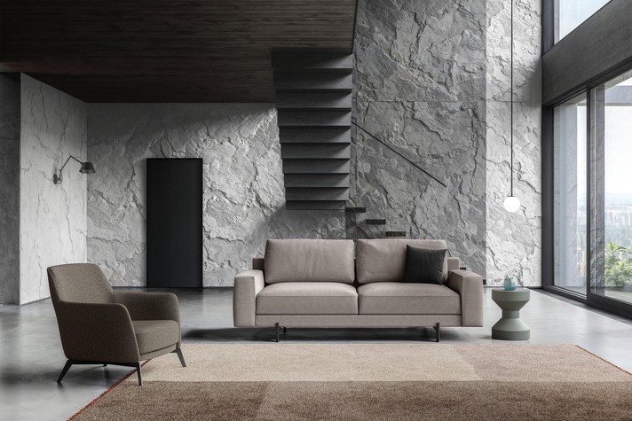 2-3-Sitzer-Sofa mit großen Rücken- und Sitzkissen aus Daunen und breiten Armlehnen