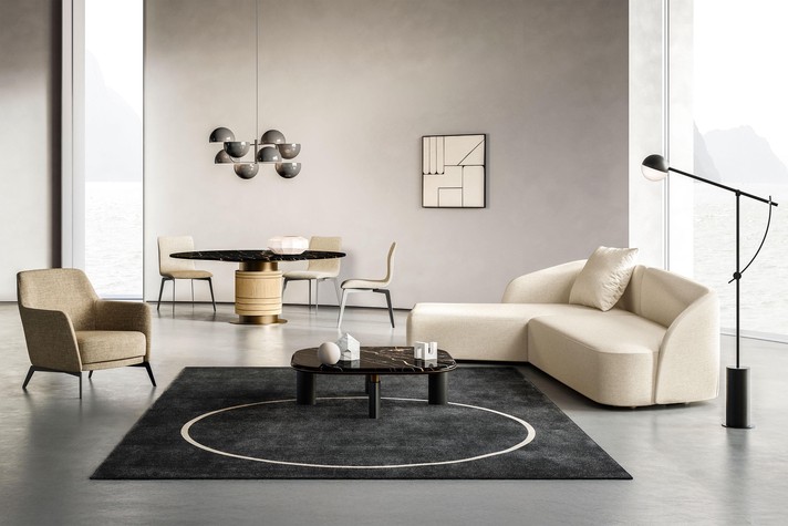 Asymmetrisches Sofa mit Chaiselongue-Modul in der Mitte des Raums