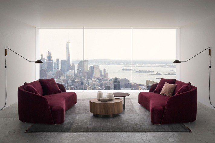 Wohnzimmer mit zwei Sofas, die einander gegenüberstehen