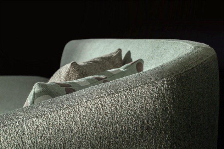 Detail der abgerundeten Rückenlehne des Sofas