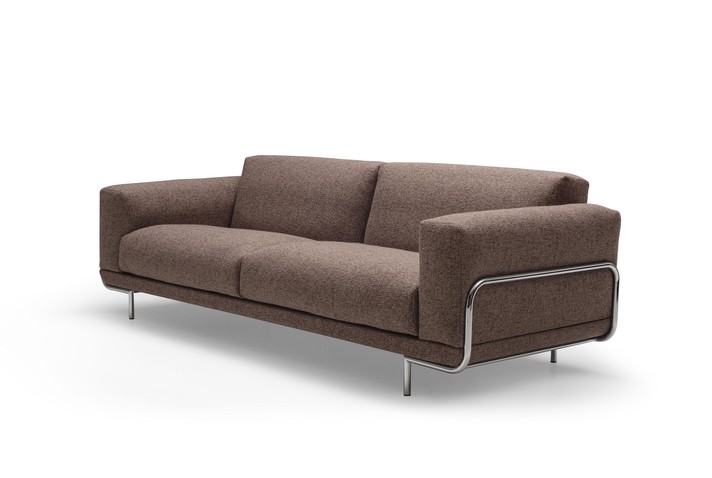 Modulares Sofa mit breiten Sitzflächen und hohen zylindrischen Metallfüßen