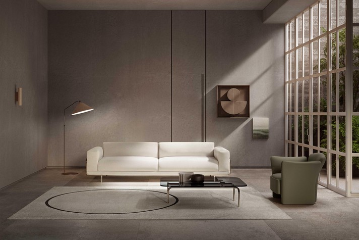 Geradliniges Sofa mit Metallrohrgestell und breiten Armlehnen