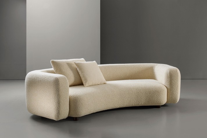 Geschwungenes Sofa Shelly mit einer Breite von 261 cm und einer durchgehenden Sitzfläche, gepolstert mit Polyurethanschaum