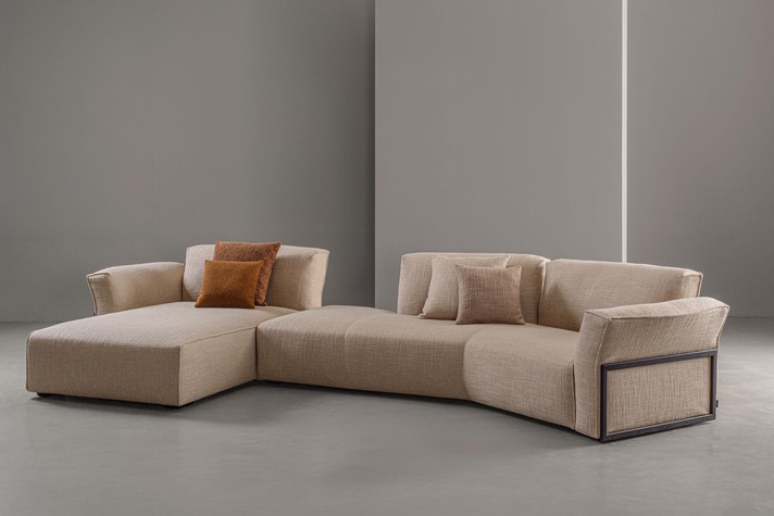 Sofa „Greg“ mit Chaiselongue und rechteckigem Seiteneinsatz aus Eichenholz