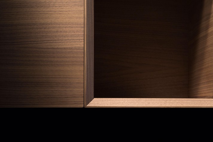 Details of the Pop-up coffee table made from Canaletto Walnut wood veneer