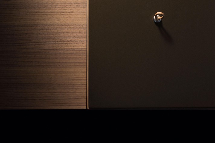Details of the Pop-up coffee table made from Canaletto Walnut wood veneer with a movable MDF tray equipped with a practical hook
