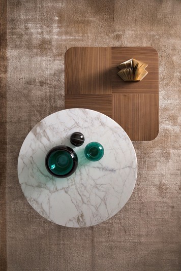 A timeless, trendsettin combination: round marble and square wooden coffee tables