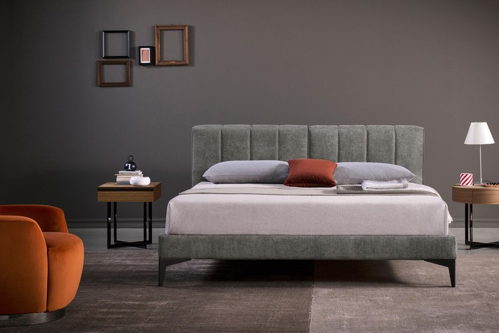 A mix and match solution with one round and one square bedside table