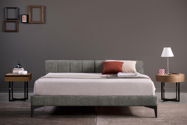 A mix and match solution with one round and one square bedside table