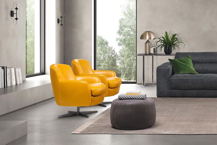 Living room pouffe in nubuck leather, with Carol chairs