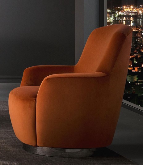 Ingrid boasts a curved back and arms designed as an unbroken rounded structure