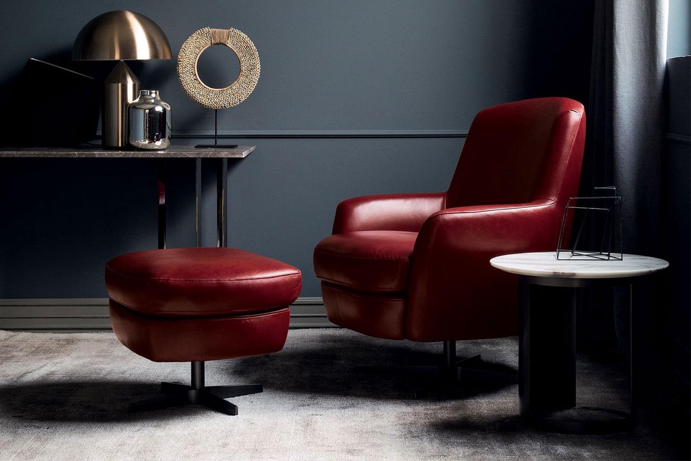 4-star base swivel armchair with high back and low arms