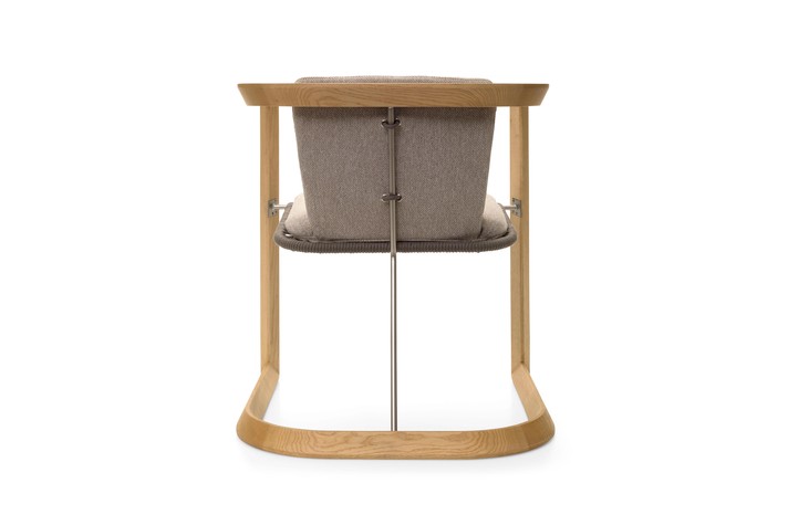 The seat features a metal structure, enriched by double strand braided stringing