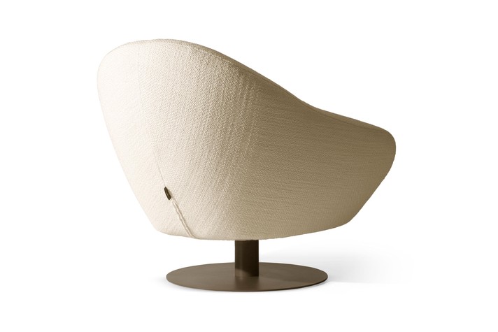 Round back and low arms for a comfy swivel chair
