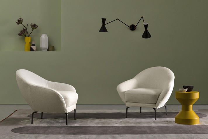 Oyster-style shell chair with high metal legs