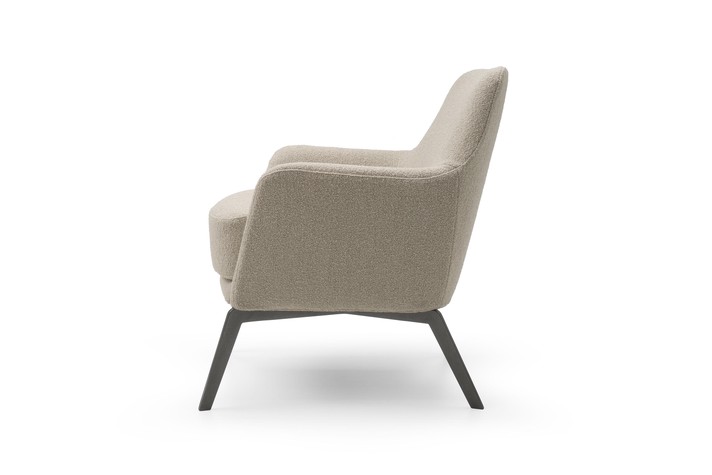 Lateral view of the shaped backrest and armrests