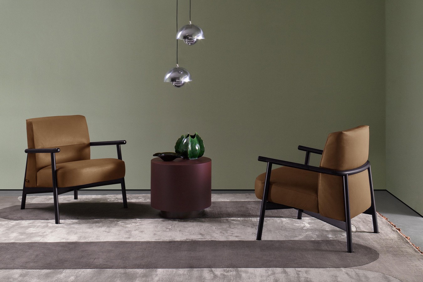 Hailey chair with wooden structure in a dark finish