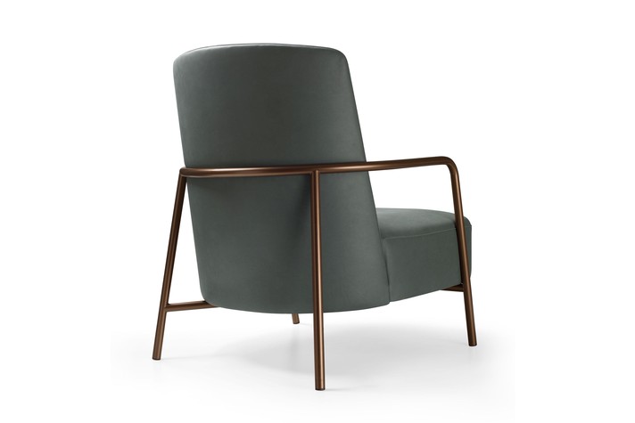 Metal frame contrasting with the polyurethane foam padded seat