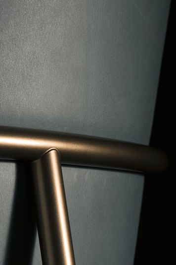 Detail of the metal frame wrapping the backrest